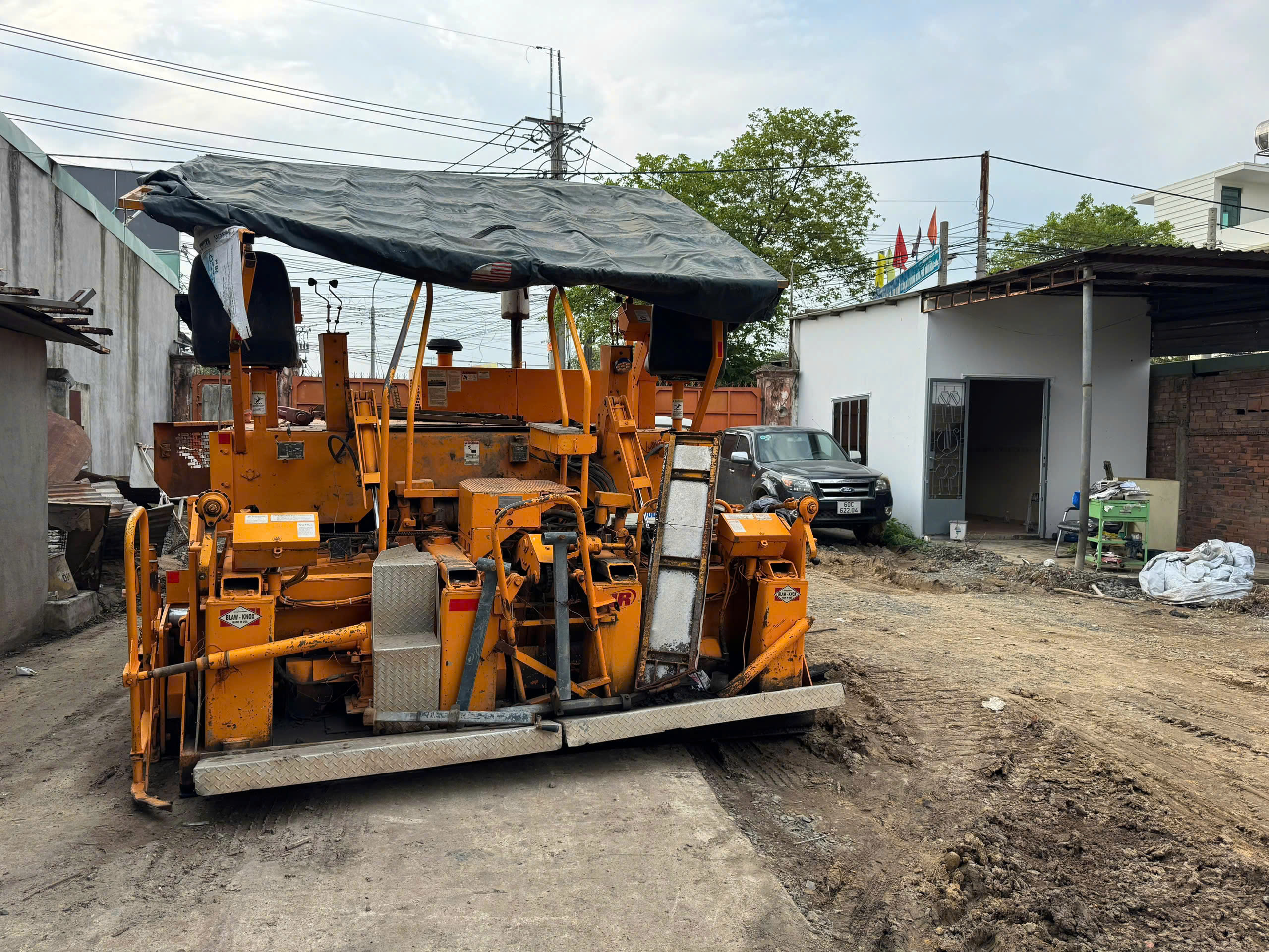 Máy rải Blaw-Knox PF5510, bánh sao su, Nước SX: USA, bàn là 6m.