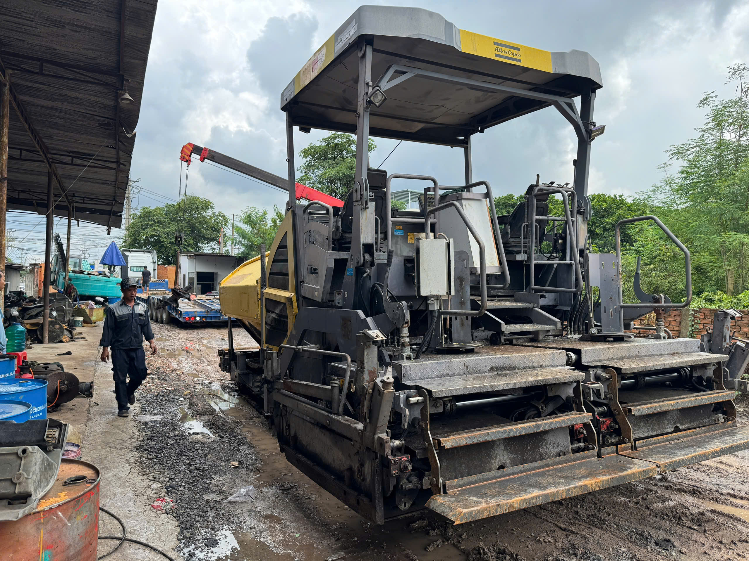 Máy rải nhựa Dynapac F3030C, SX 2015. bàn là 6-9m (Đã Bán)